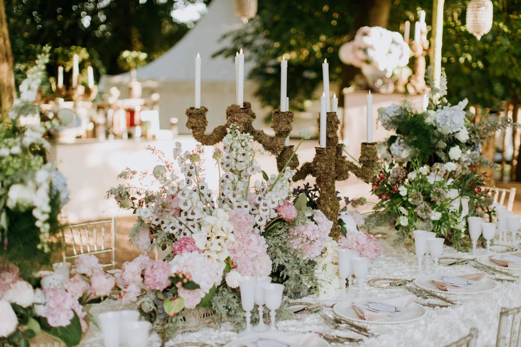 chateau-challain-wedding-reception-table-flowers
