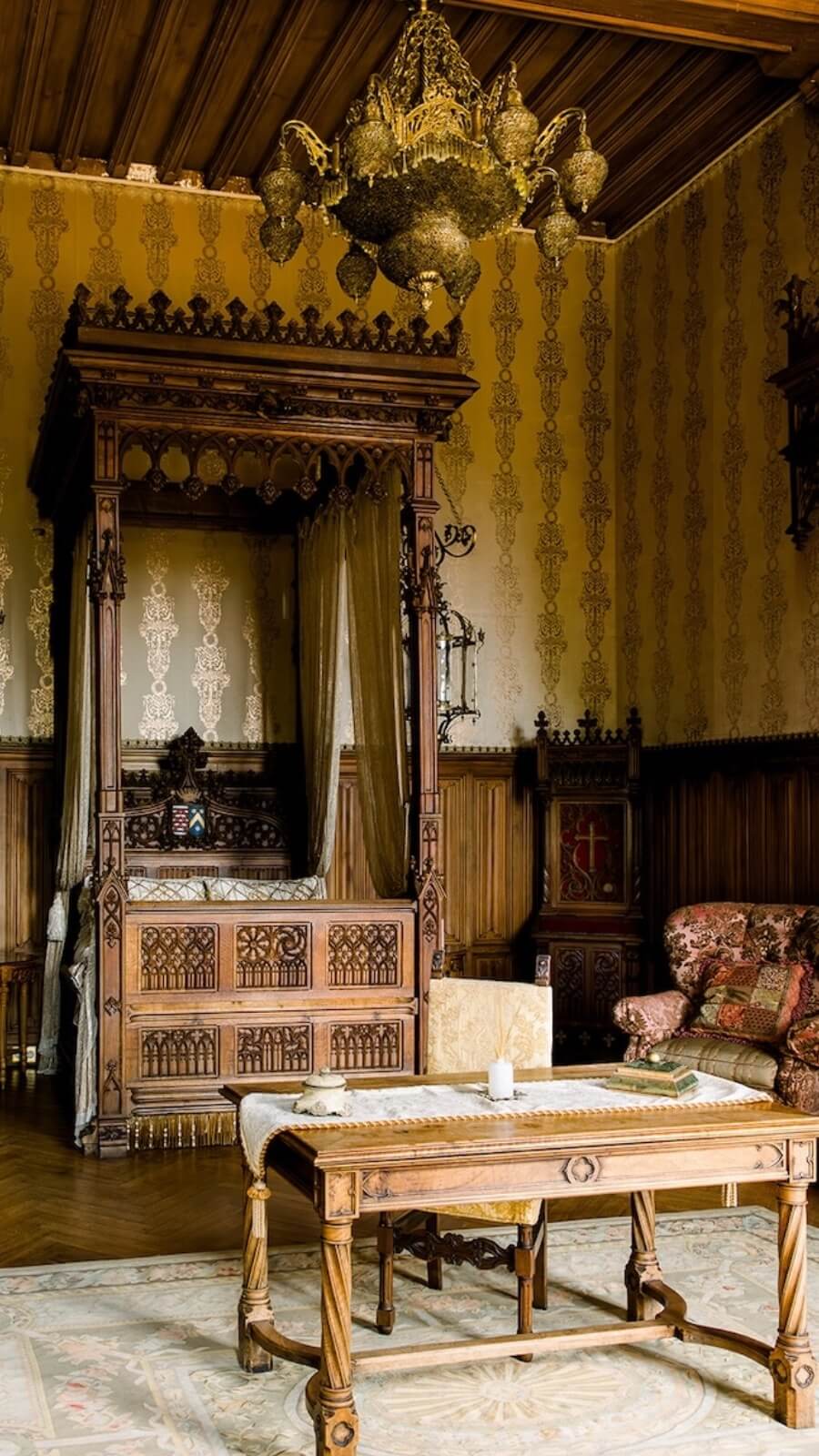 Entrée grandiose d’un château mariage, prête à accueillir les invités d’un mariage de conte de fées